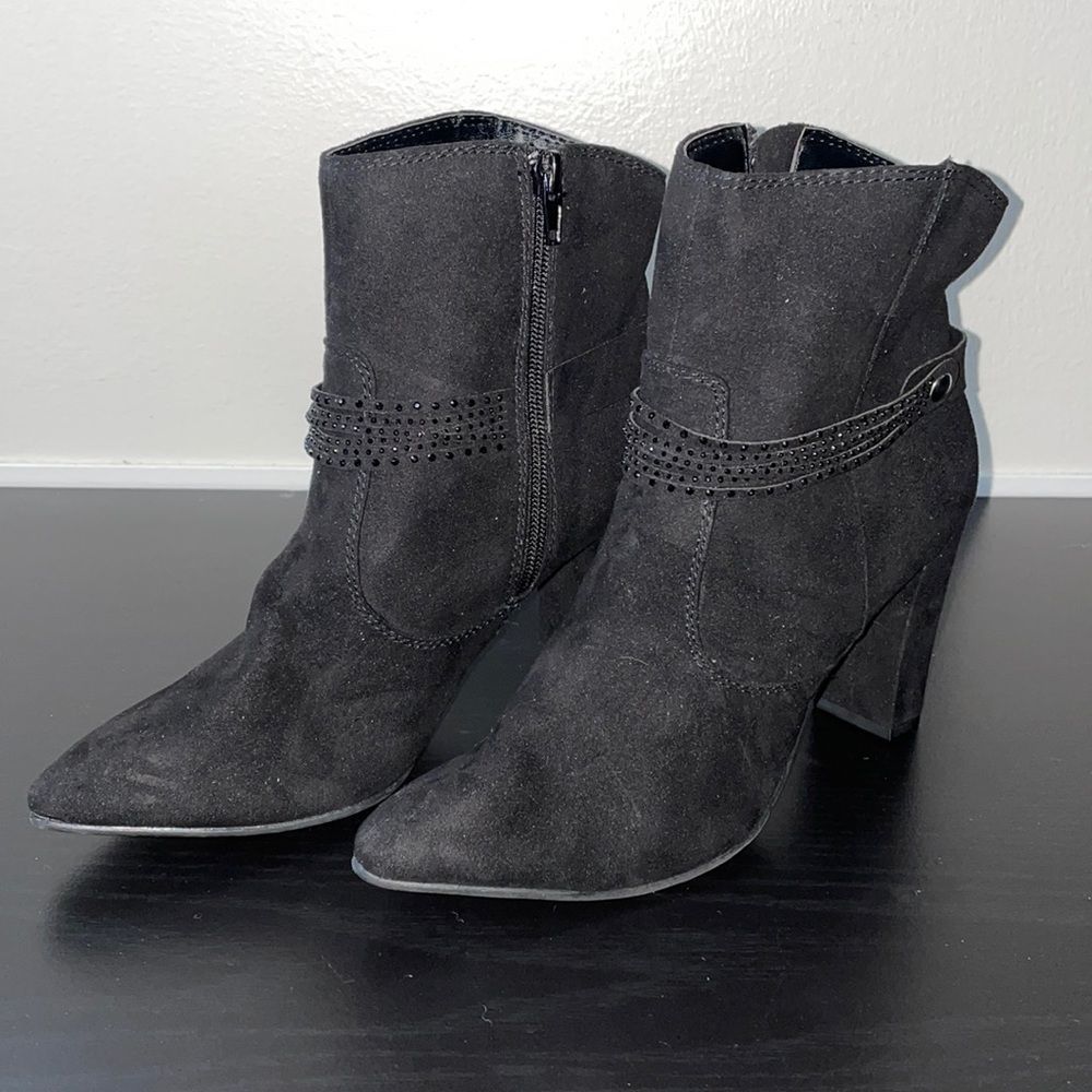 AM by Ann Marino Black Wilma Women's Faux Suede Leather Heeled Booties Size 7.5